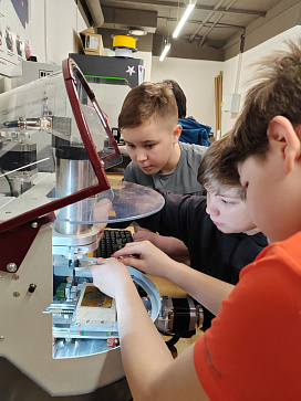 Станок фрезерно-гравировальный с числовым программным управлением, оснащенный щитком-экраном из оргстекла – портал поставщиков НСППО - 5